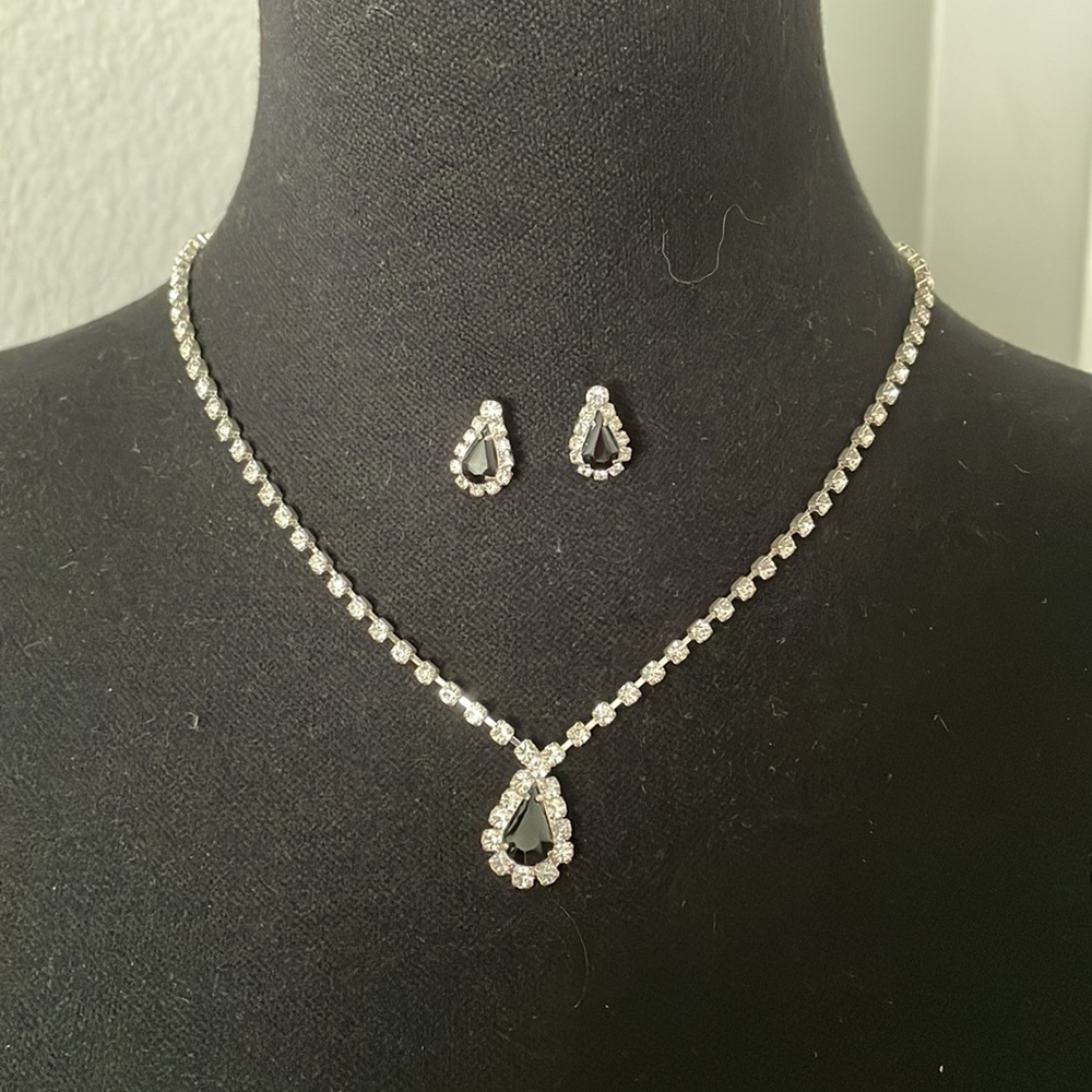 RMN VINTAGE SILVER CHOKER WITH PENDANT W/ MATCHING EARRINGS.